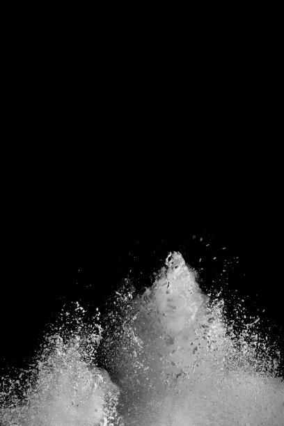 在黑色的背景下出现了奇异的白色粉末爆炸云。白色灰尘颗粒飞溅。图片下载