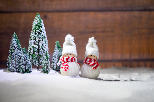 节日的背景。雪人装扮成圣诞老人与圣诞球在灯光背景照片有一个空的空间为您的文字图片下载