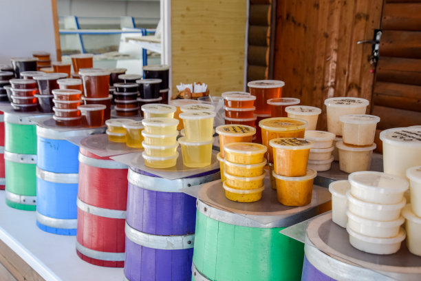 计数器与蜂蜜。不同种类的罐装蜂蜜。出售的蜂蜜。图片下载