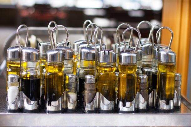 餐厅里的盐和胡椒瓶。图片下载