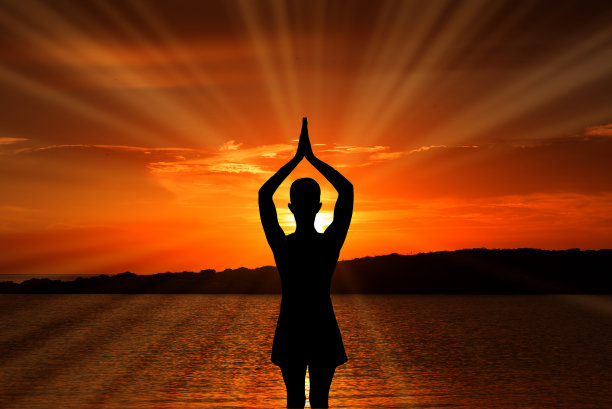 日出时海边女人的剪影图片下载