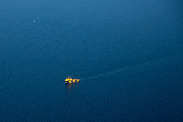 苏格兰，英国，看着窗外的飞机图片下载