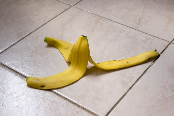 香蕉皮躺在地板上。图片下载
