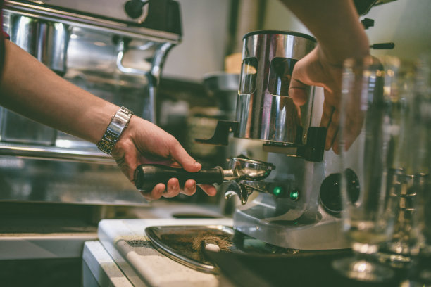 制作完美浓缩咖啡的艺术图片下载