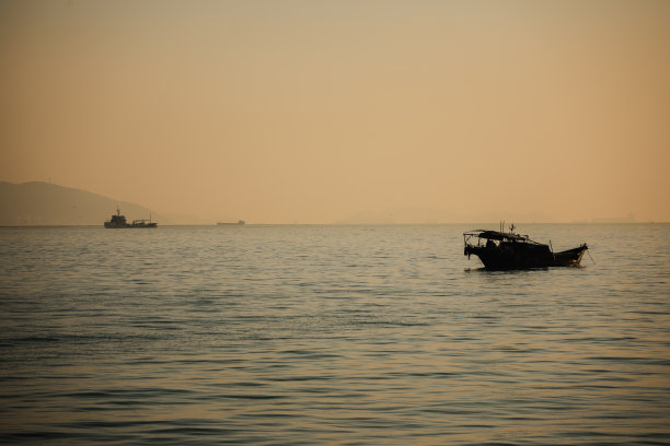 日落时分的中国传统渔船图片下载