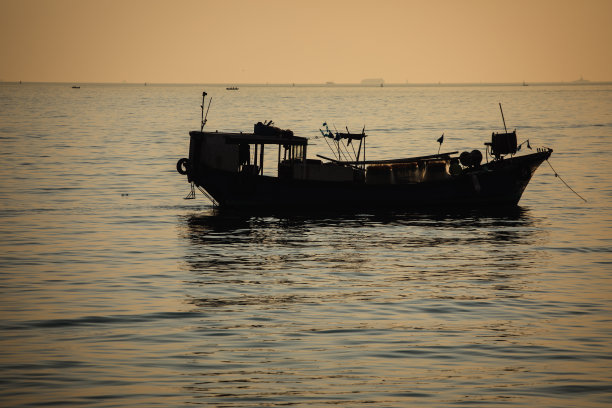 日落时分的中国传统渔船图片下载