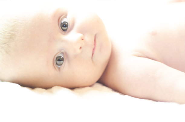 一个可爱的3个月大的婴儿的肖像图片下载