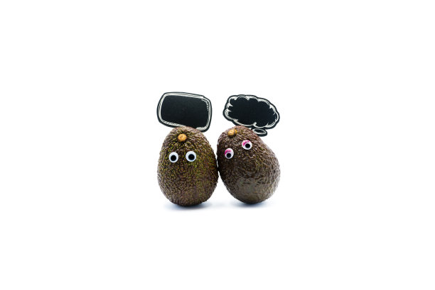 浪漫的牛油果配以瞪大的眼睛和泡泡作为男人和女人，有趣的食物概念创意项目图片下载