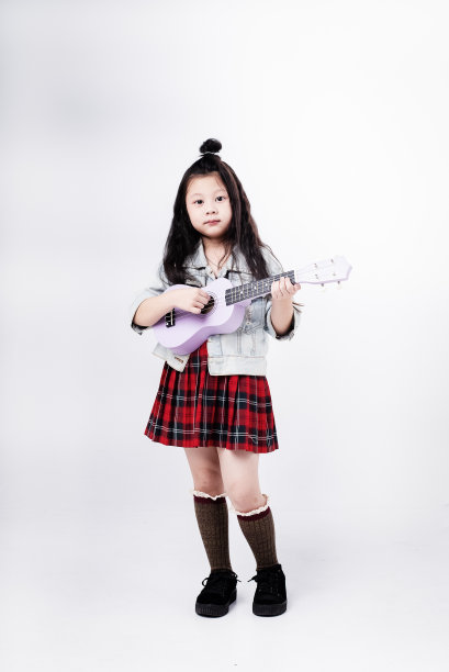 小女孩在弹尤克里里图片下载