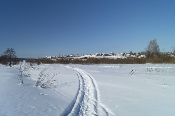 冬季景观与小路到村庄图片下载