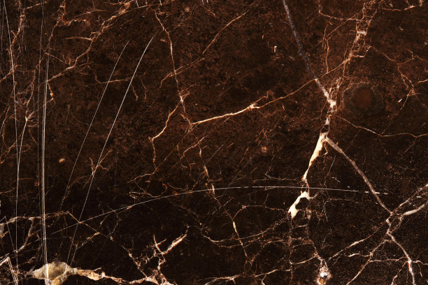 白色图案在深棕色大理石纹理背景为产品设计图片下载