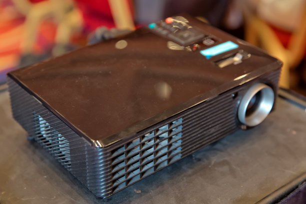 投影仪是全球领先的人类技术和解决方案提供商之一。商务会议或办公室演讲的LCD视频投影仪图片下载