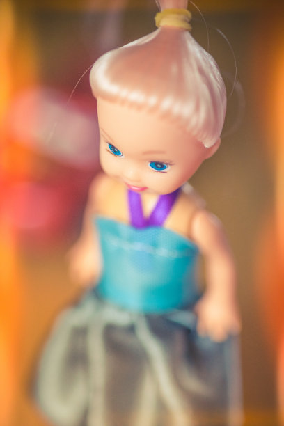 粉红色头发和马尾辫的娃娃。肖像与选择焦点。图片下载