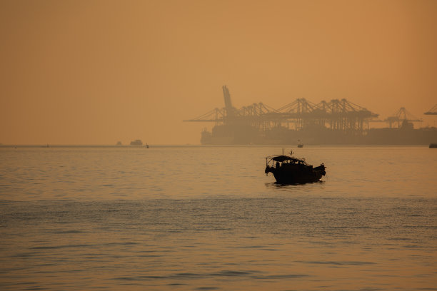 以集装箱货港为背景的中国传统渔船图片下载