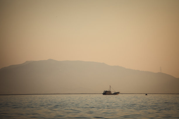 日落时分的渔船。南海，香港图片下载