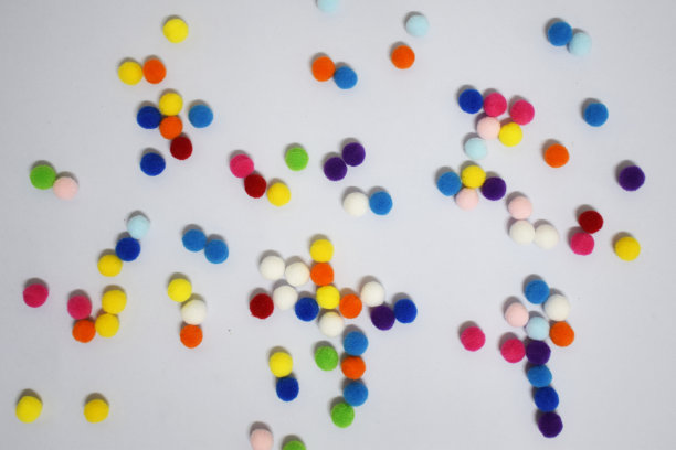 散布梯度甜的颜色彩球彩球在白色的背景图片下载