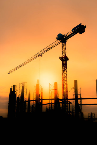 剪影的建设体育场和起重机正在工作图片下载
