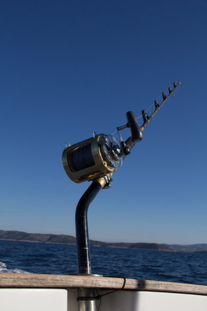 悬挂在运动渔船上的海钓鱼竿图片下载