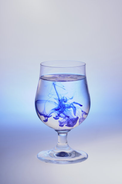 一杯带蓝墨水的水图片下载