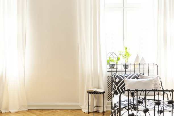 在明亮的卧室内部的白色墙壁上复制空间，床上的窗户靠近桌子。真实的照片图片下载