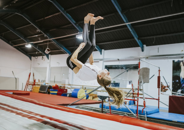 女体操运动员练习体操图片下载