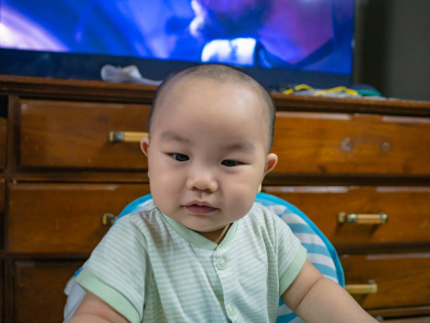 可爱和英俊的亚洲男孩的肖像照片婴儿或婴儿图片下载