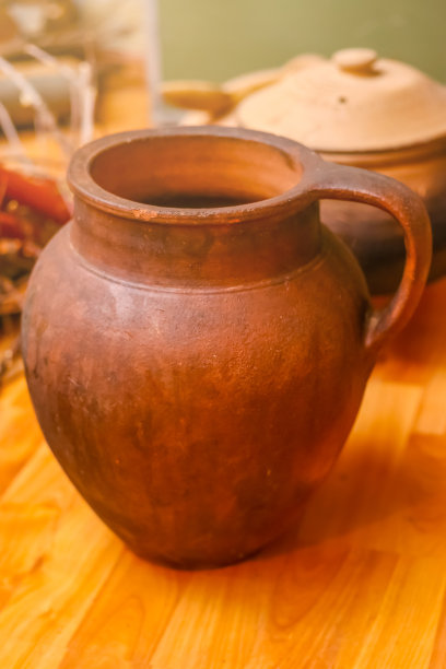 陶制的盛水的罐子。传统的水壶图片下载