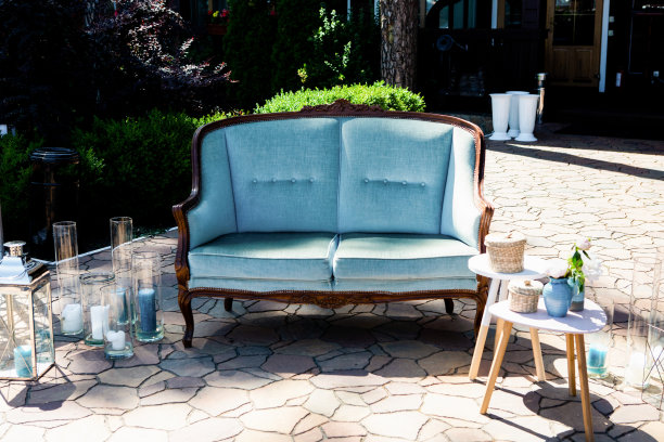 用蓝色沙发、蜡烛和鲜花装饰天蓝色区域图片下载