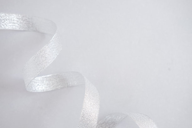 银色卷曲的丝带在白色上闪闪发光图片下载