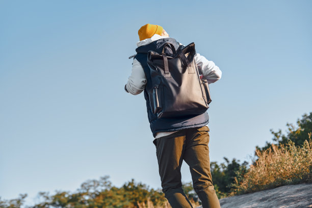 年轻时尚的旅游博主正背着他的背包行走图片下载