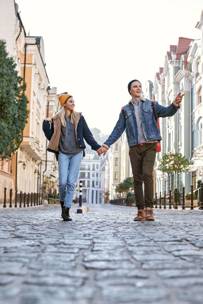 一对年轻的旅游博主在老城漫步图片下载