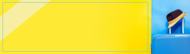 网页横幅旅行配件圣诞和新年活动概念与旅行帽与蓝色和黄色柔和的背景彩色行李箱或手提箱图片下载