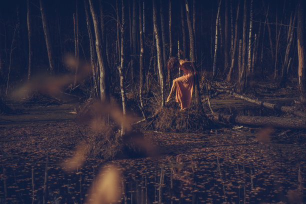 女人靠湖摆姿势图片下载