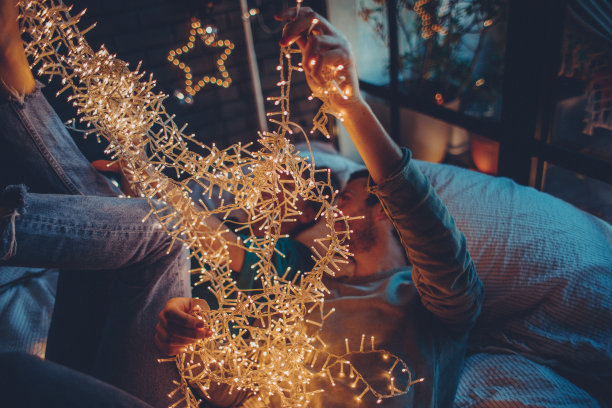 纠结在圣诞彩灯里图片下载