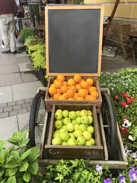 苹果和橘子躺在街上和黑板上图片下载