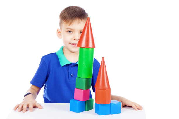 这个男孩用立方体盖了一所房子图片下载