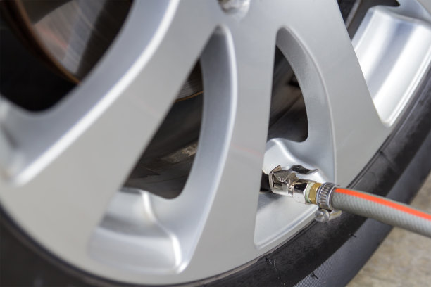 胎压检查与轮胎充气图片下载