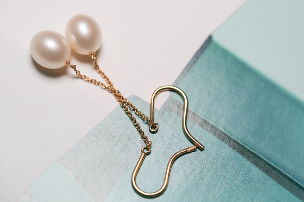 白色珍珠金耳环近图片下载