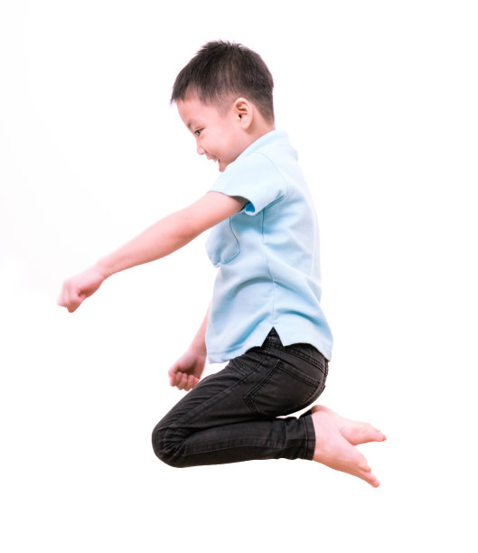 小男孩在白色的背景上跳图片下载