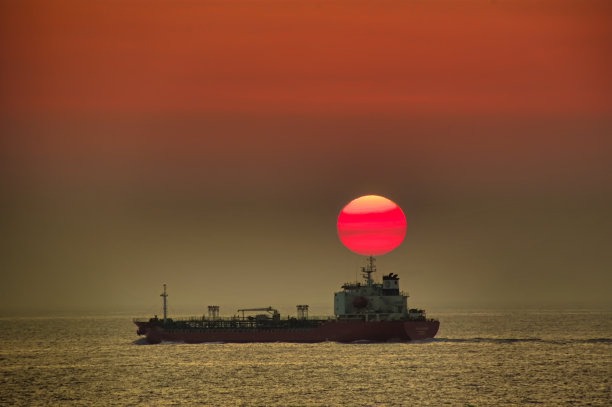 太阳落在VD702号船上图片下载