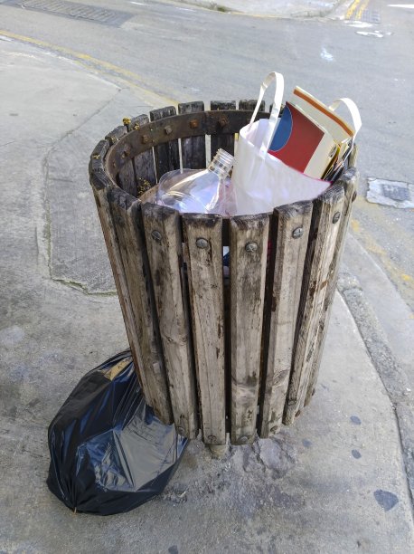 街上的垃圾桶图片下载