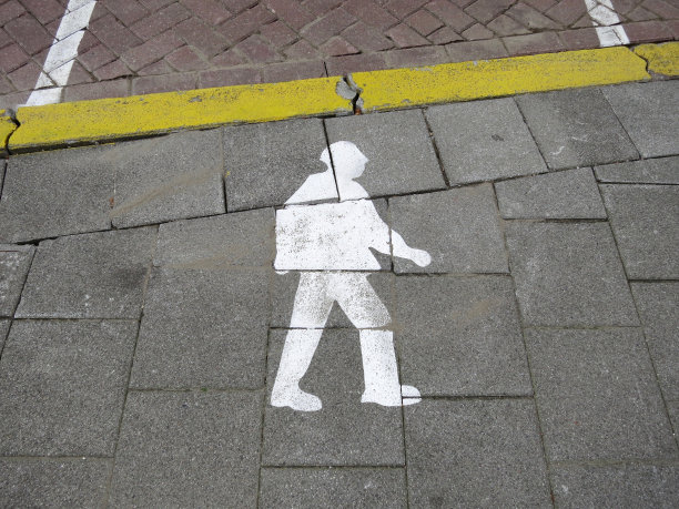 一个人在十字路口的标志图片下载