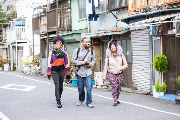 千禧一代旅行者徒步探索他们的目的地图片下载