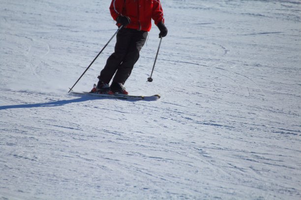 赛道上的滑雪者图片下载