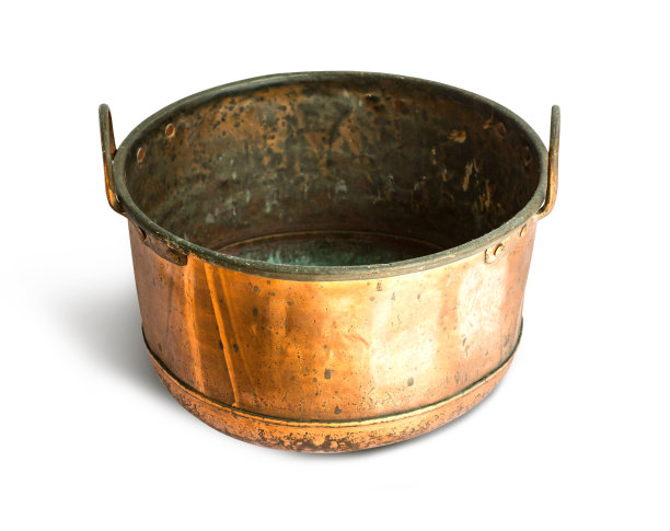 一个大铜锅孤立在白色。图片下载