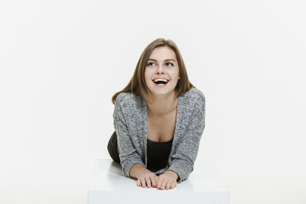 漂亮女人看起来很开心图片下载