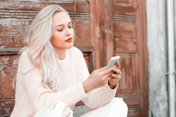 18岁的青少年发短信图片下载