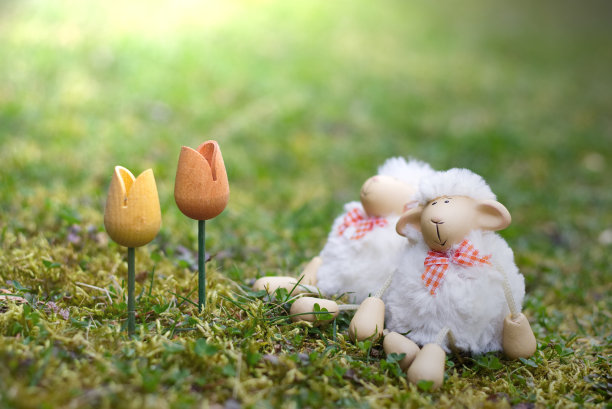 两只玩具羊期待着复活节的到来图片下载