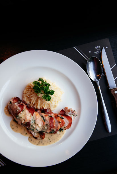 烤鸡胸、奶油酱和土豆泥图片下载