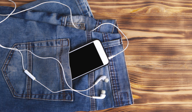 裤子智能手机和耳机图片下载